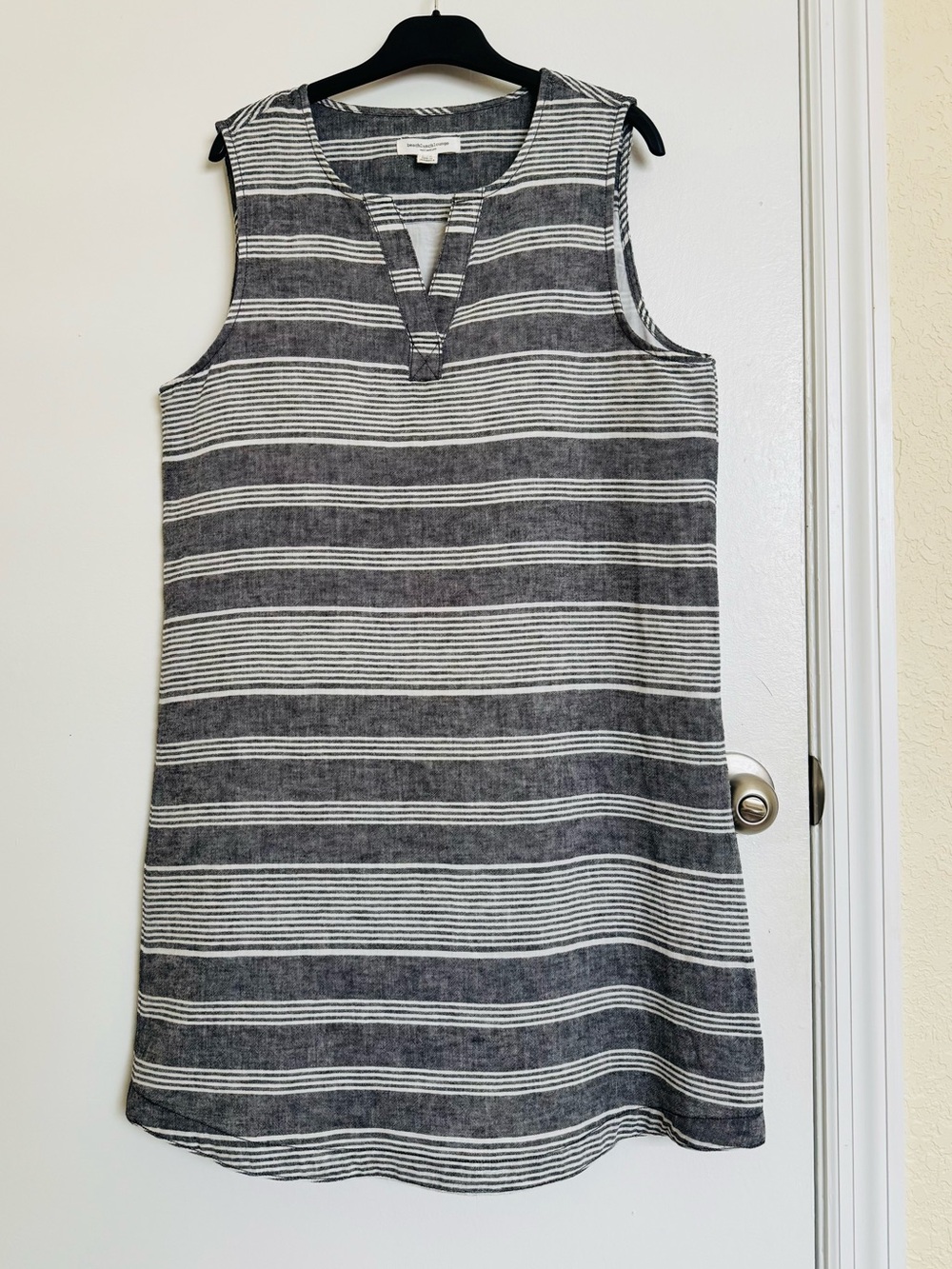 Beachlunchlounge Gray & White Striped Sleeveless Shift Dress, SP 🦋